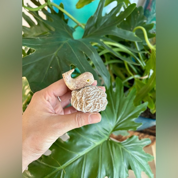 Soapstone Whale on Desert Rose figurine - Picture 3 of 4